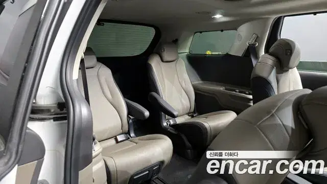 Kia Carnival 2024 — ფოტო 8/30