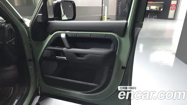 Land Rover Defender 2023 — ფოტო 17/33