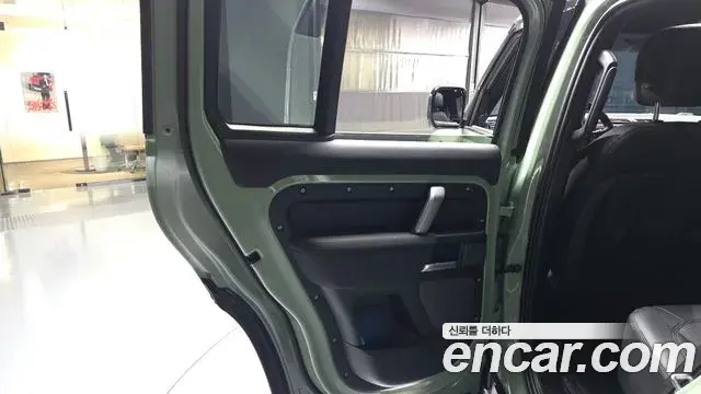 Land Rover Defender 2023 — ფოტო 29/33