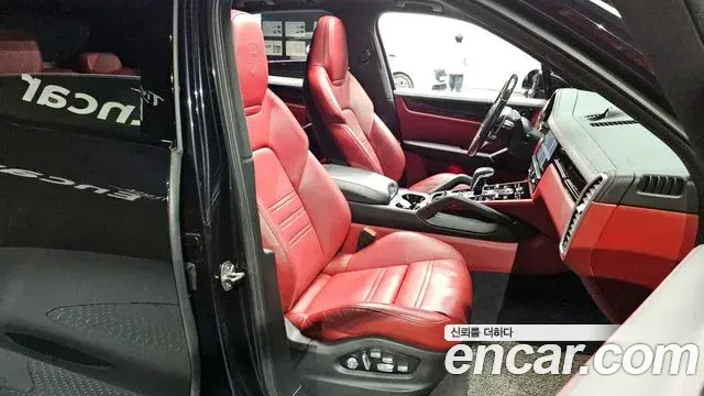 Porsche Cayenne 2020 — Photo 29/32