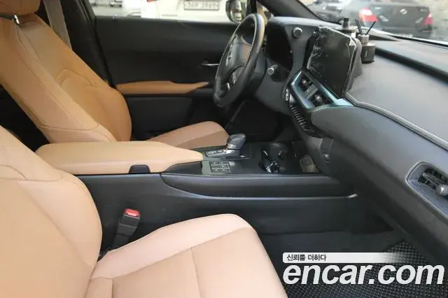 Lexus UX300h 2024 — ფოტო 16/20