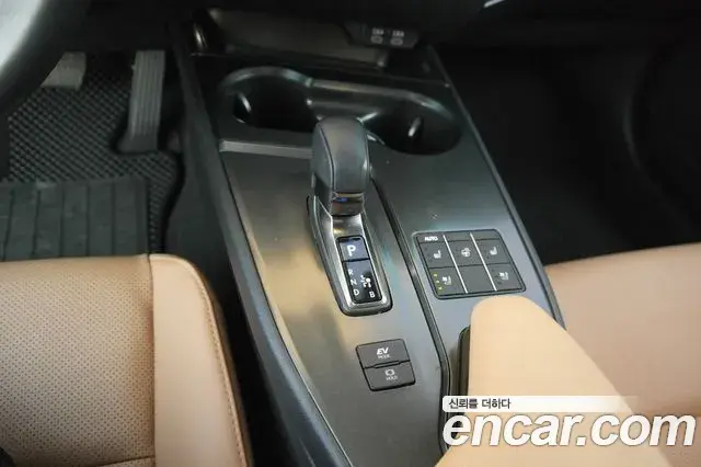 Lexus UX300h 2024 — ფოტო 13/20