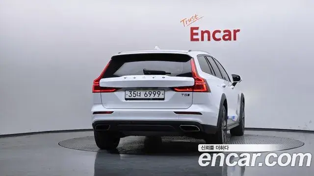Volvo V60 Cross Country 2019 — ფოტო 8/20