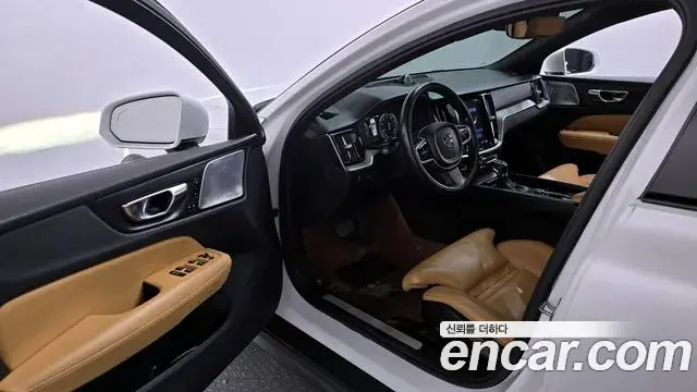 Volvo V60 Cross Country 2019 — ფოტო 17/20