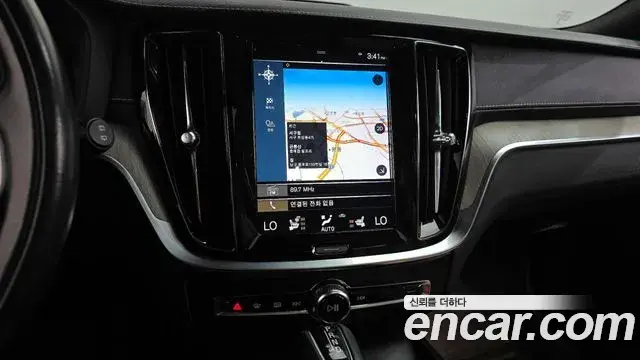 Volvo V60 Cross Country 2019 — ფოტო 15/20