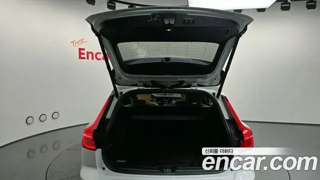 Volvo V60 Cross Country 2019 — ფოტო 6/20