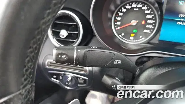 Mercedes-Benz C-Class 2019 — Şəkil 28/30