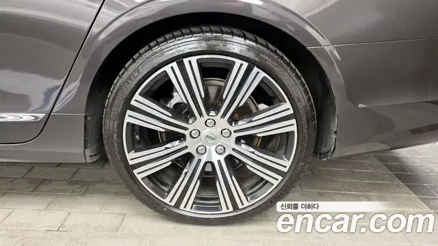 Volvo S90 2022 — ფოტო 23/33