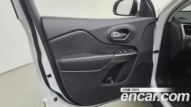 Jeep Cherokee 2019 — Şəkil 24/30
