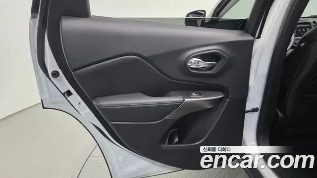 Jeep Cherokee 2019 — Şəkil 25/30