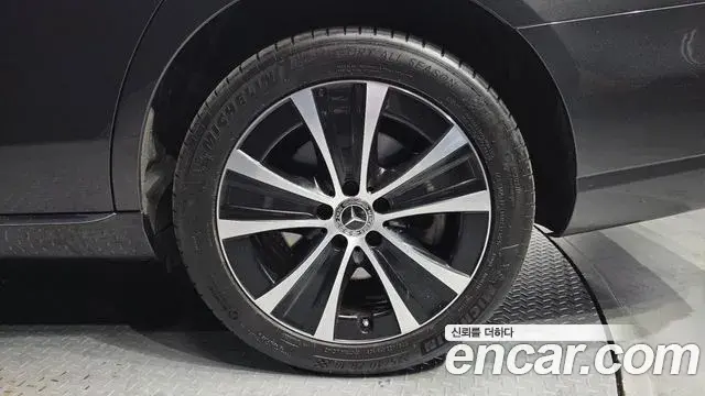 Mercedes-Benz E-Class 2021 — Photo 13/31