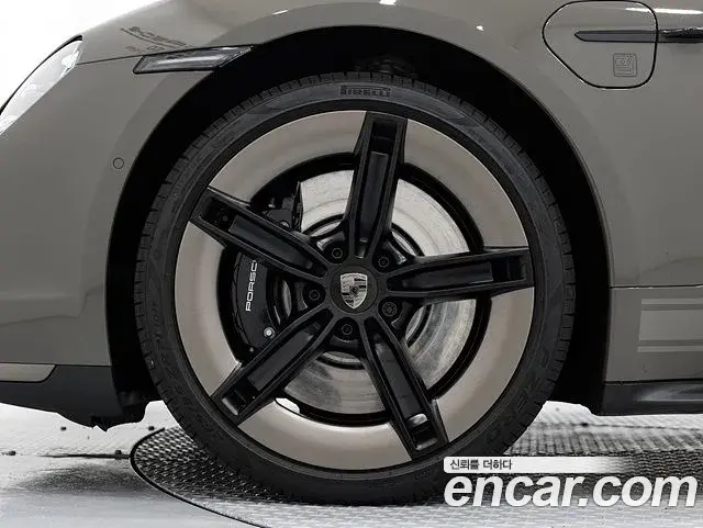 Porsche Taycan 2025 — ფოტო 15/20
