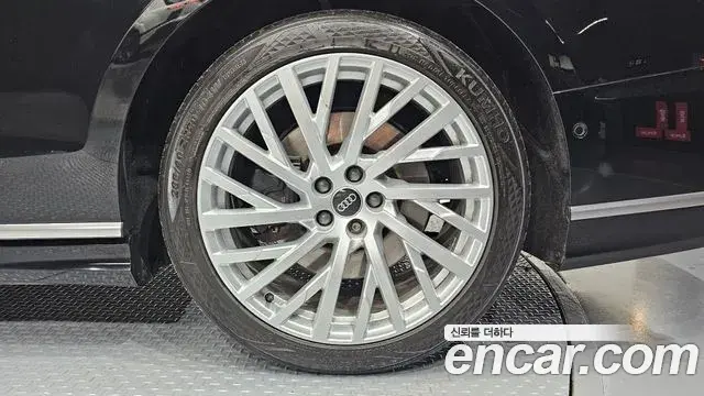 Audi A8 2021 — ფოტო 8/31