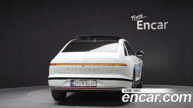 Hyundai Grandeur Hybrid 2023 — ფოტო 11/20