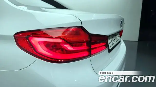 BMW 5 Series 2020 — Photo 10/33