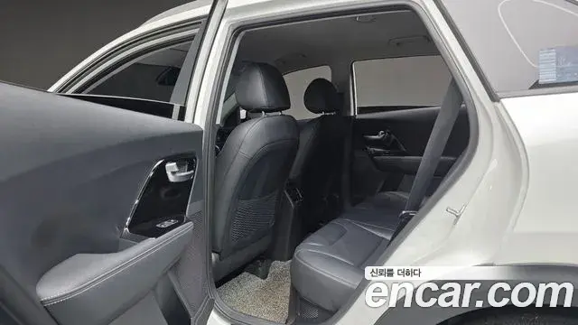 Kia Niro 2021 — ფოტო 25/30