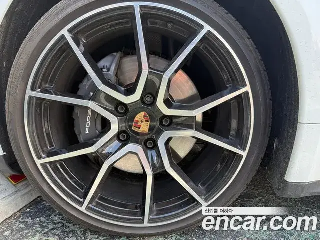 Porsche Taycan 2025 — ფოტო 15/20