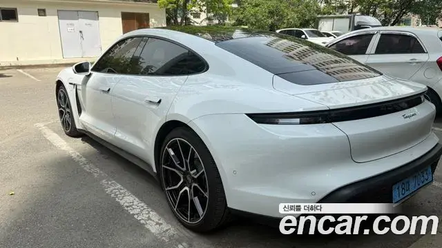 Porsche Taycan 2025 — ფოტო 16/20