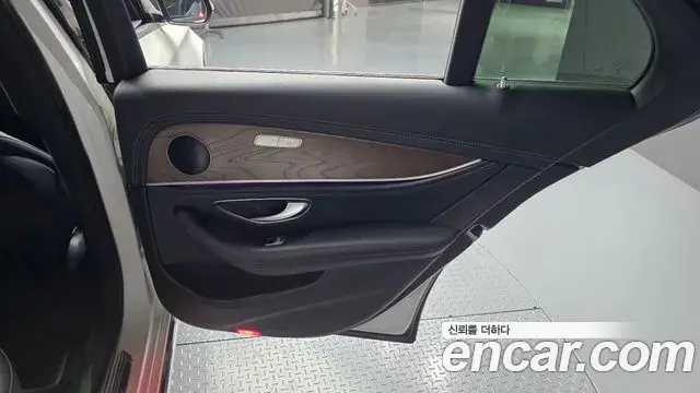 Mercedes-Benz E-Class 2019 — ფოტო 30/30