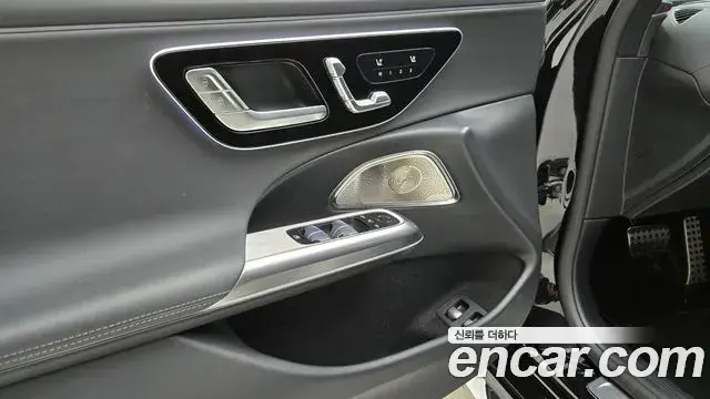 Mercedes-Benz E-Class 2025 — Photo 18/20
