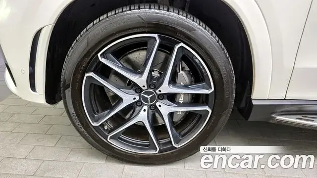 Mercedes-Benz GLE-Class 2021 — Photo 16/33
