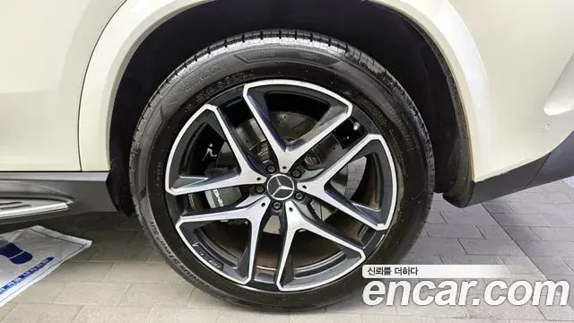 Mercedes-Benz GLE-Class 2021 — Photo 30/33