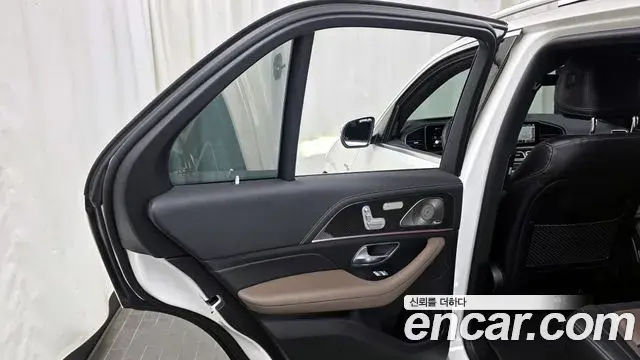 Mercedes-Benz GLE-Class 2021 — Photo 21/33