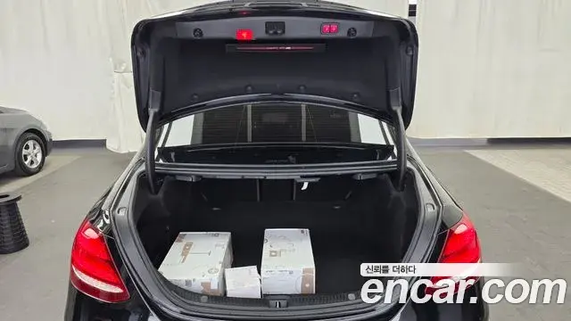 Mercedes-Benz E-Class 2019 — ფოტო 21/36