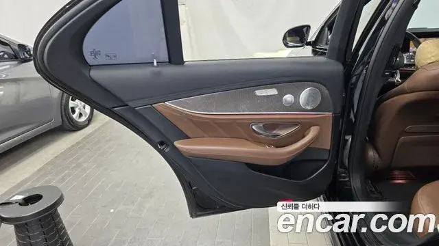 Mercedes-Benz E-Class 2019 — ფოტო 20/36