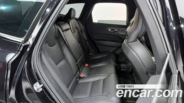 Volvo XC60 2022 — Фото 11/20