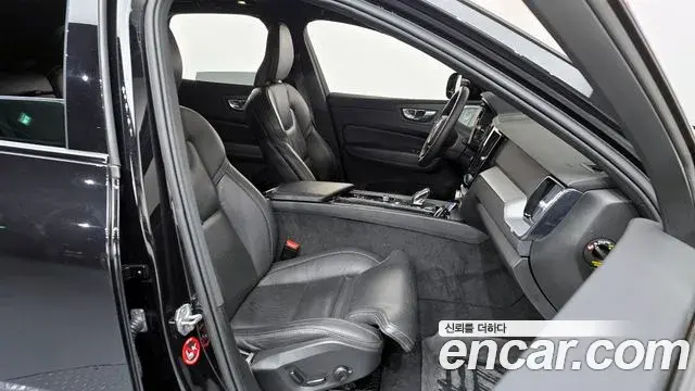 Volvo XC60 2022 — Photo 24/33