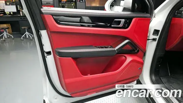 Porsche Cayenne 2020 — ფოტო 15/35