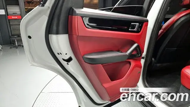Porsche Cayenne 2020 — ფოტო 35/35