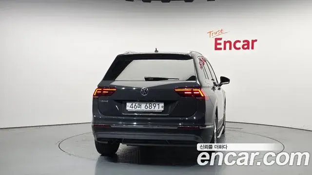 Volkswagen Tiguan 2018 — ფოტო 20/33