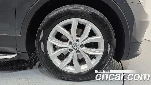 Volkswagen Tiguan 2018 — ფოტო 9/33