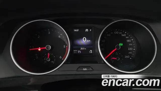 Volkswagen Tiguan 2018 — ფოტო 31/33