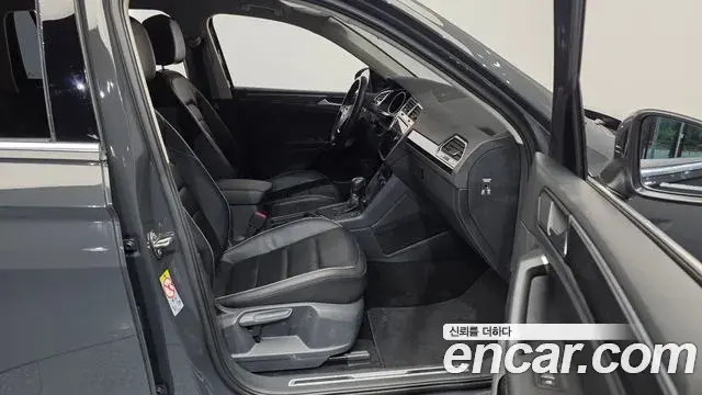 Volkswagen Tiguan 2018 — ფოტო 16/33