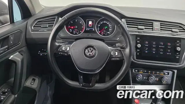 Volkswagen Tiguan 2018 — ფოტო 14/33