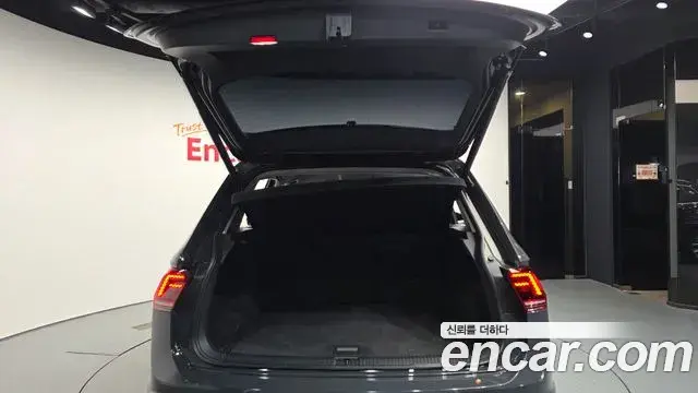 Volkswagen Tiguan 2018 — ფოტო 8/33