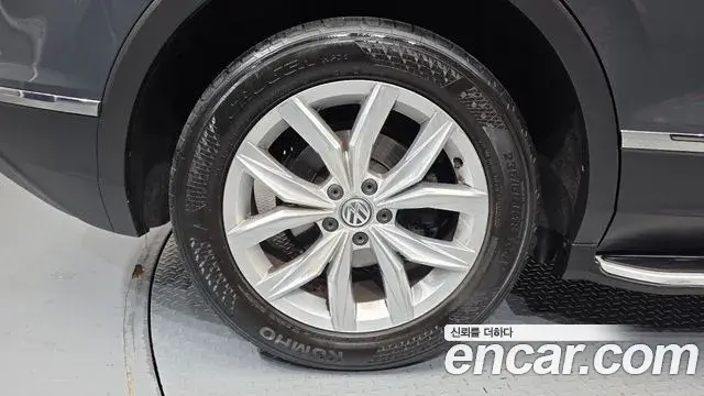 Volkswagen Tiguan 2018 — ფოტო 28/33