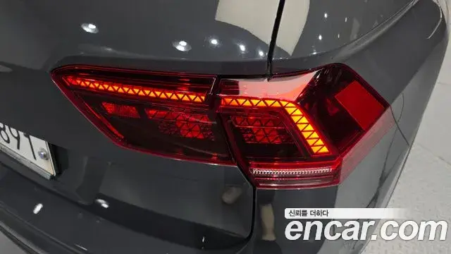 Volkswagen Tiguan 2018 — ფოტო 18/33
