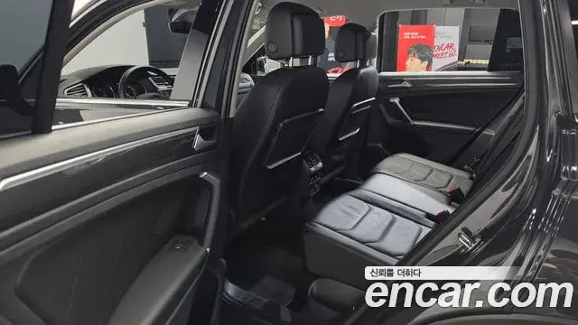 Volkswagen Tiguan 2018 — ფოტო 21/33
