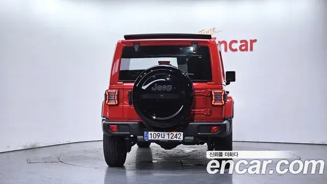 Jeep Wrangler 2023 — ფოტო 8/30