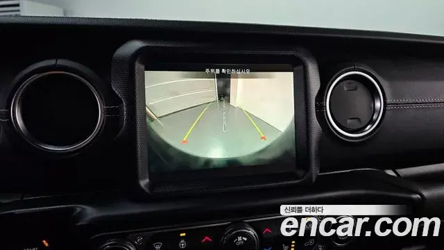 Jeep Wrangler 2023 — ფოტო 19/30