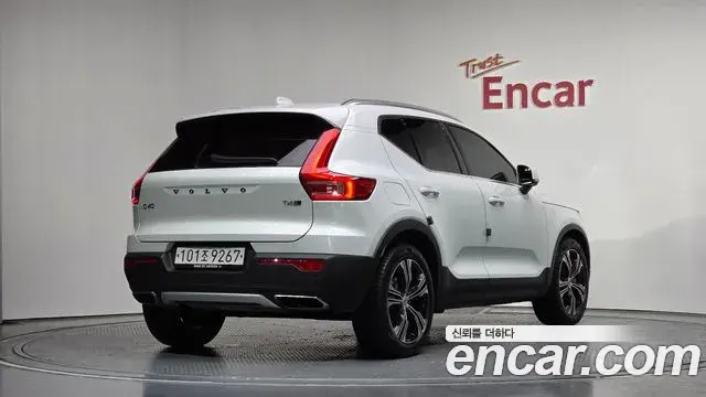 Volvo XC40 2019 — Şəkil 24/34