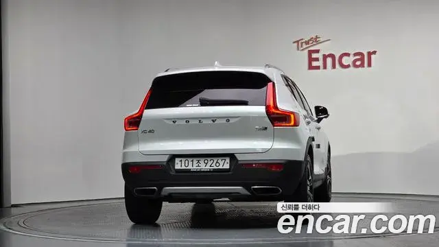 Volvo XC40 2019 — Şəkil 28/34