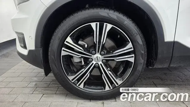 Volvo XC40 2019 — Şəkil 9/34