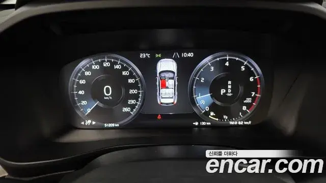 Volvo XC40 2019 — Şəkil 27/34