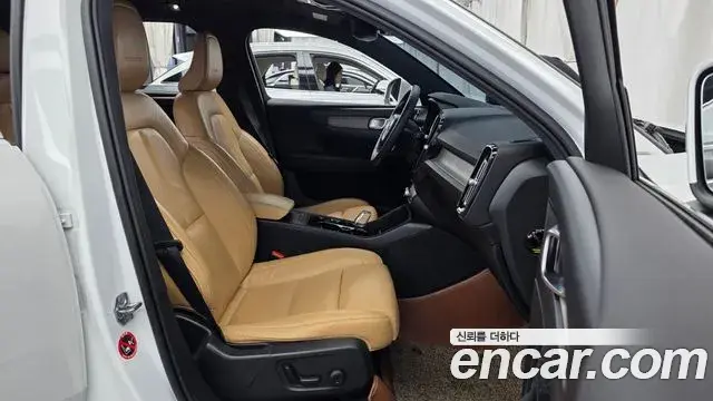 Volvo XC40 2019 — Şəkil 22/34