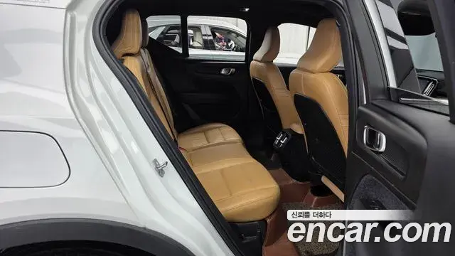 Volvo XC40 2019 — Şəkil 19/34